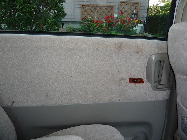 血しぶきのような 点々のシミ汚れ車内をクリーニング トヨタ ノア 茨城県稲敷市 千葉県の車内クリーニングなら当店へ トータルリペアイーサン