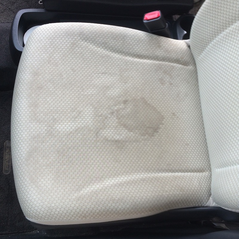 酷いシミ汚れがある布シートのクリーニング 千葉県の車内クリーニングなら当店へ トータルリペアイーサン