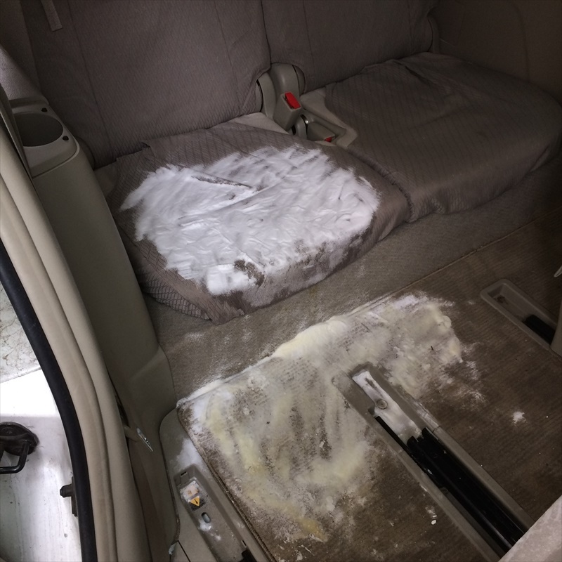 車内に雪 い や子供が嘔吐して重曹を掛けた がこのままとはいかず清掃消臭施工 千葉県の車内クリーニングなら当店へ トータルリペアイーサン