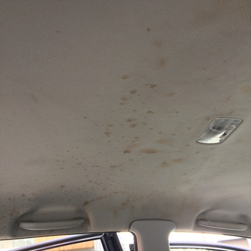 真夏に車内で缶ジュースが破裂して天井にシミが 天井クリーニングで解決 千葉県の車内クリーニングなら当店へ トータルリペアイーサン