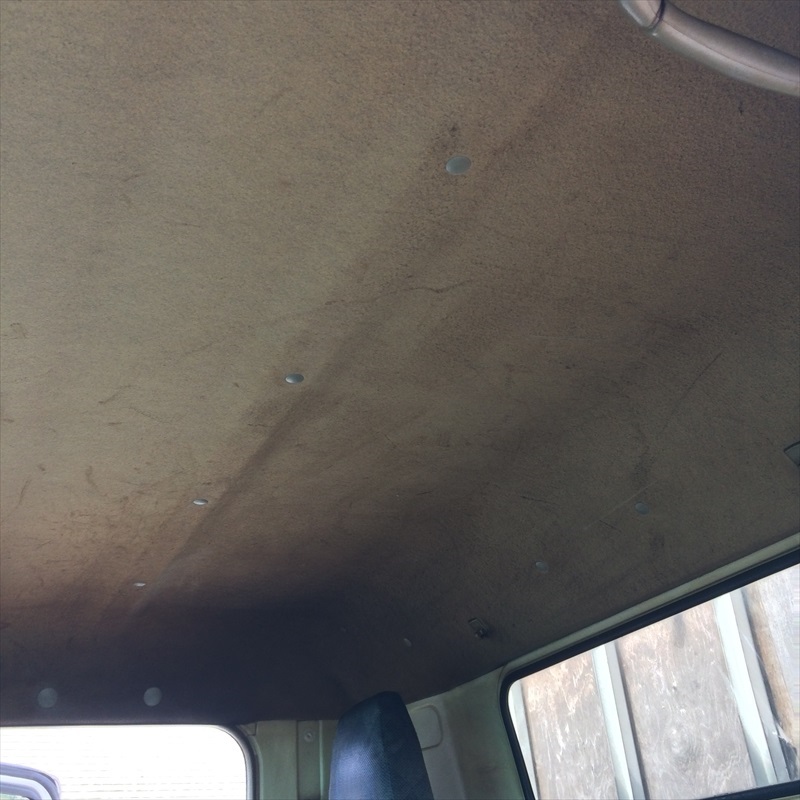 タバコのヤニで酷く汚れたトラック車内をクリーニング 千葉県の車内クリーニングなら当店へ トータルリペアイーサン
