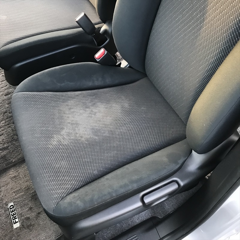 黒いシートの白いシミ汚れ落としは大変でしたが 綺麗に ホンダフリード 千葉県の車内クリーニングなら当店へ トータルリペアイーサン
