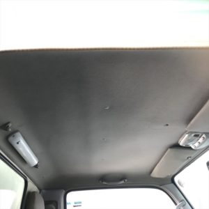 日野２ｔトラックのタバコのヤニで焦げ茶色に汚れた天井など車内全部クリーニングしました